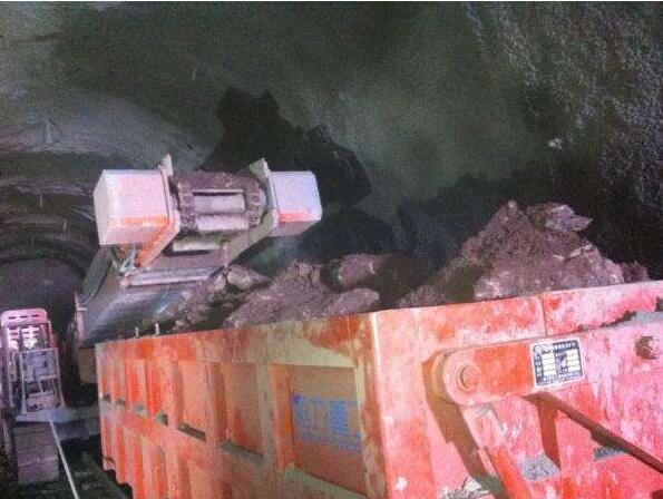 扒渣機工作場地.jpg 扒渣機礦洞作業.jpg