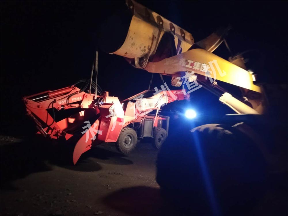 永力通礦用扒渣機作業(yè) (4).jpg 永力通礦用扒渣機作業(yè) (4).jpg